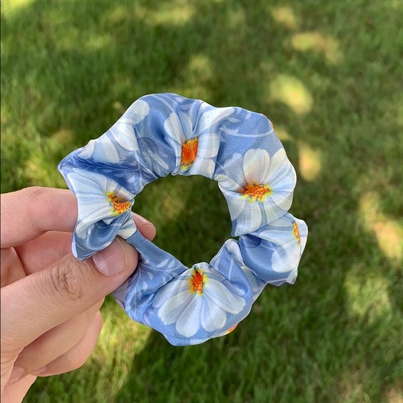 𝐏𝐞𝐫𝐢𝐰𝐢𝐧𝐤𝐥𝐞 𝐃𝐚𝐢𝐬𝐲 𝐒𝐜𝐫𝐮𝐧𝐜𝐡𝐢𝐞 - Picture 2 of 3